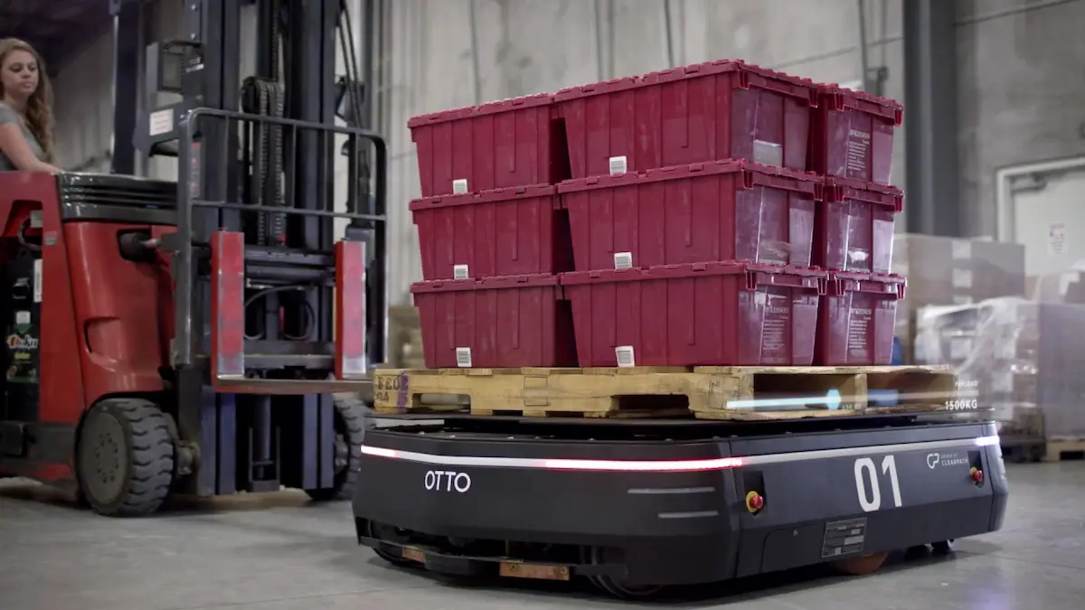 So sánh robot OTTO 1500 và xe nâng tay giúp tối ưu OPEX vận hành 24/7.