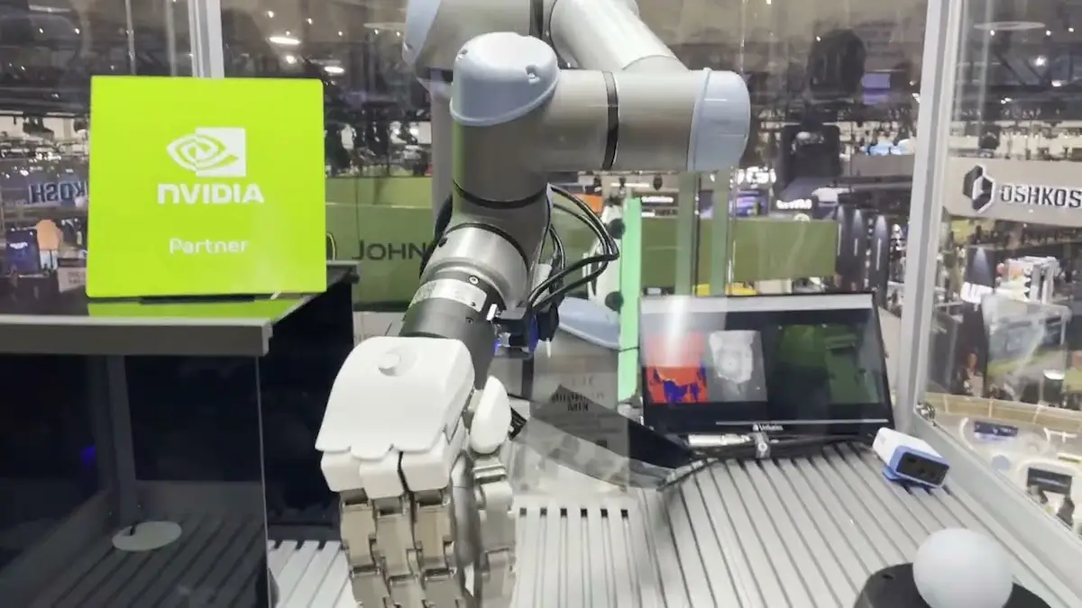 Cánh tay robot tích hợp bàn tay Tesollo DG-5F-S vận hành tại gian hàng đối tác NVIDIA.