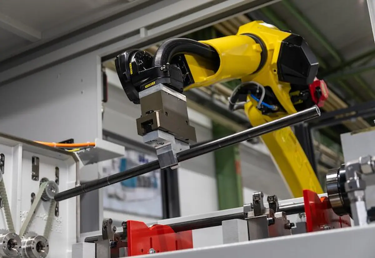 Rã máy thiết kế cổ tay rỗng Hollow Wrist 57mm trên phần cứng FANUC M-20iD/25 và điểm mù tản nhiệt gây đứt gãy cáp nội bộ.