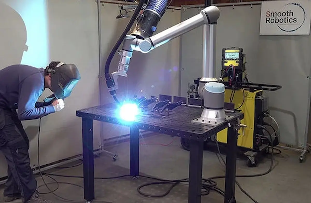 Robot cộng tác UR20 đang thực hiện demo hàn (welding) với tia lửa mạnh, thể hiện tính ổn định và khả năng tạo tỷ suất hoàn vốn nhanh trong tác vụ gia công. Tỷ suất hoàn vốn UR20