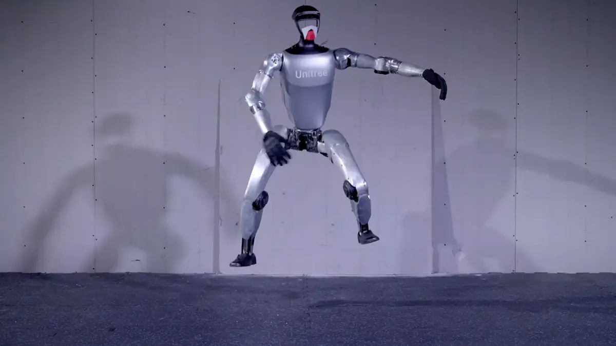 Robot hình người Unitree G1 đang thực hiện bài kiểm tra di chuyển trong môi trường xưởng sản xuất.