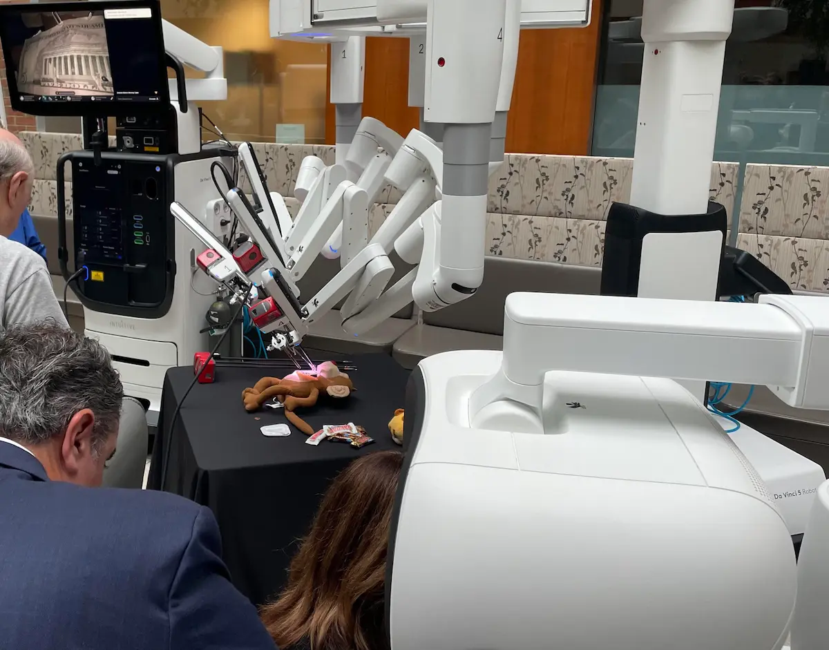 Trình diễn thực tế robot da vinci 5 để đánh giá năng suất và bài toán tỷ suất hoàn vốn ROI cho bệnh viện.