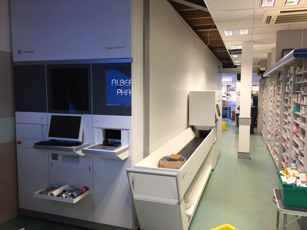 Trạm làm việc và màn hình điều khiển giao diện người máy (Control Panel) của hệ thống BD Rowa Vmax trong nhà thuốc