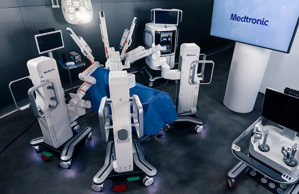 Đánh giá phần cứng robot Hugo RAS với cấu trúc thiết kế mô-đun gồm 4 xe đẩy cánh tay cơ khí độc lập.