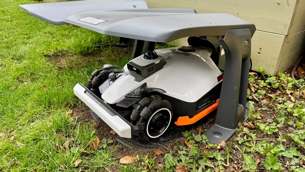 Phụ kiện mái che trạm sạc cho robot cắt cỏ Mammotion LUBA 3 AWD làm tăng chi phí đầu tư CAPEX ban đầu.