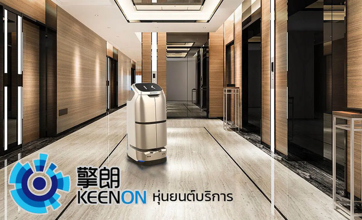 Robot phục vụ buồng phòng robot Keenon W3 di chuyển ổn định qua không gian hành lang hẹp tại khách sạn.