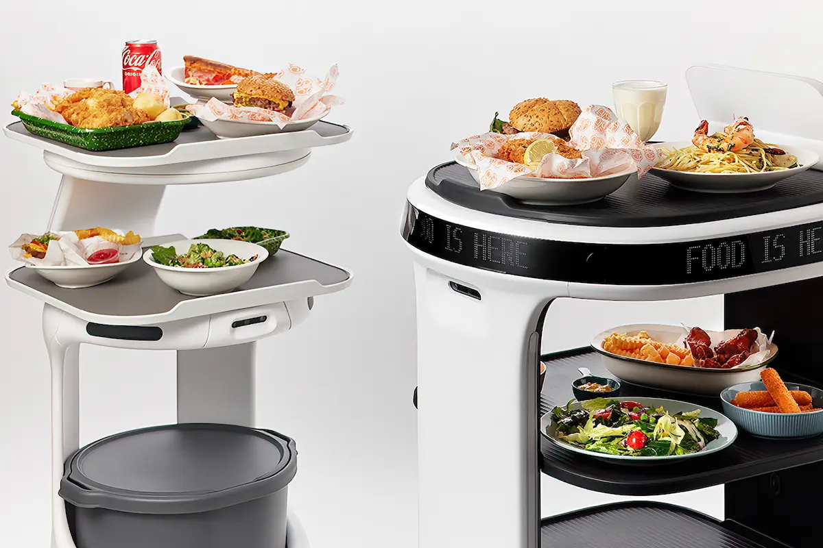 Đội hình Robot Servi Plus mang khay đầy đồ ăn khác nhau với tổng tải trọng tối đa lên đến 40kg.