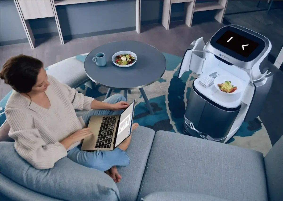 Khách lưu trú tương tác nhận đồ qua màn hình cảm ứng 11.6 inch của robot Keenon W3 tại phòng khách sạn.