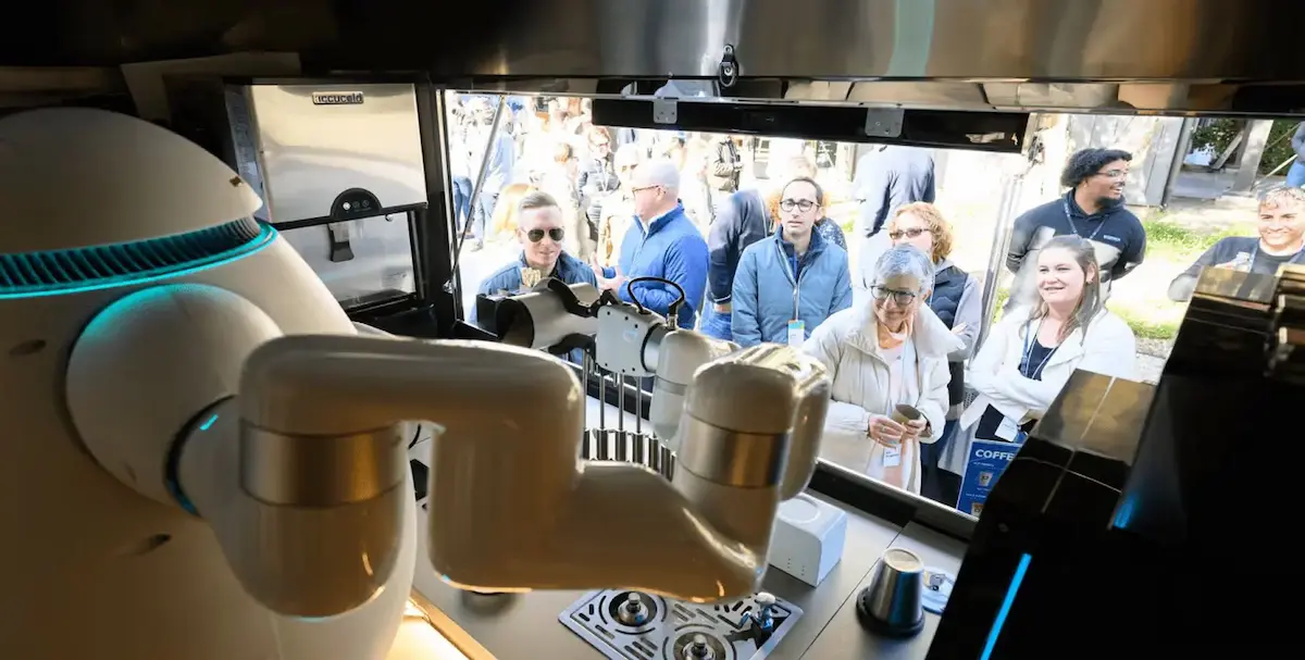 Năng suất robot pha chế Richtech ADAM xử lý lưu lượng khách hàng lớn tại quầy bar.