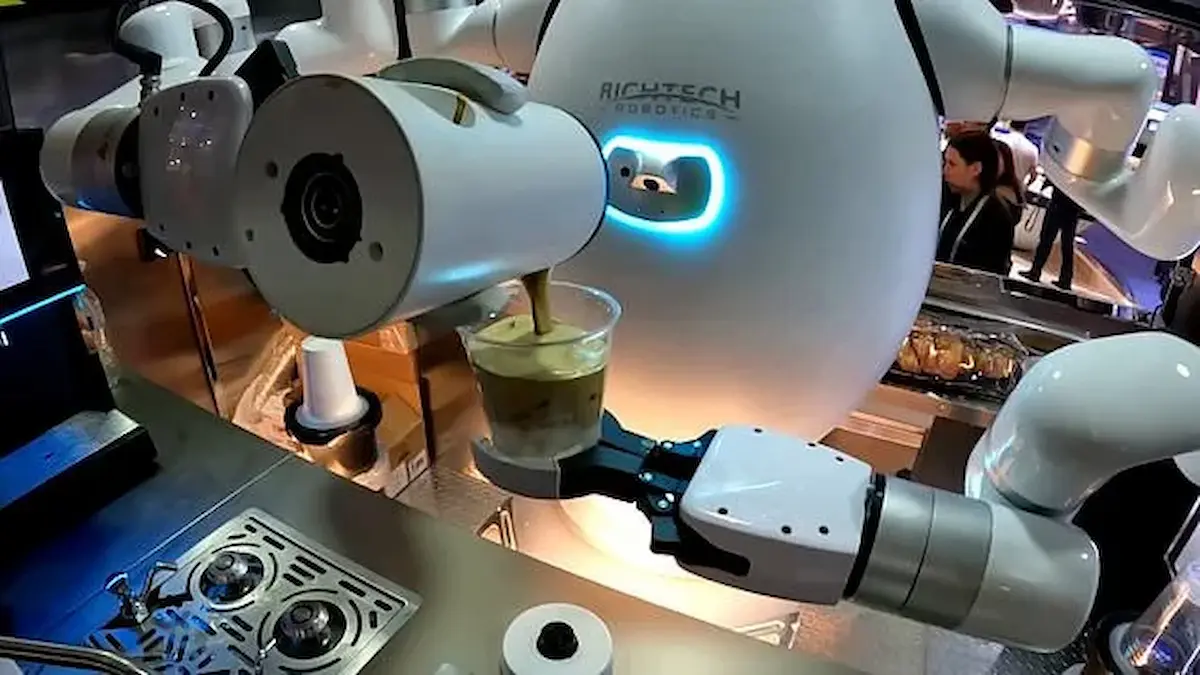 Đánh giá phần cứng robot ADAM với cánh tay 6 DoF và tải trọng tay gắp 5kg.