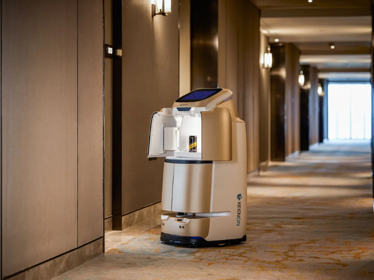 Nhược điểm Keenon W3 khi đối mặt với rào cản tích hợp hạ tầng mạng Wi-Fi và gờ cửa khách sạn.