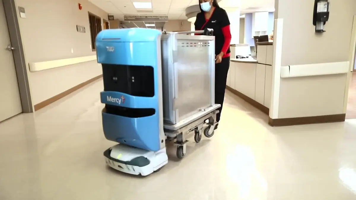 Robot Aethon TUG phiên bản tùy biến màu xanh thực hiện logistics bệnh viện.