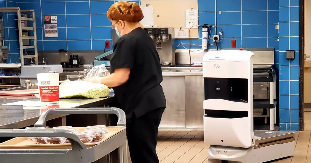 Robot TUG Aethon hỗ trợ phân phối suất ăn bệnh nhân tại khu vực nhà bếp.