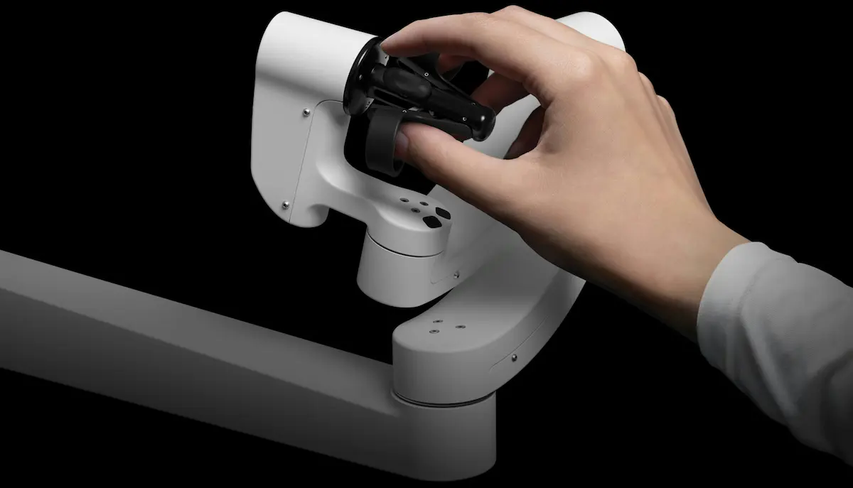 Cận cảnh tay cầm điều khiển phần cứng da vinci 5 ứng dụng cảm biến quang học FBG để đo lường lực tác động.