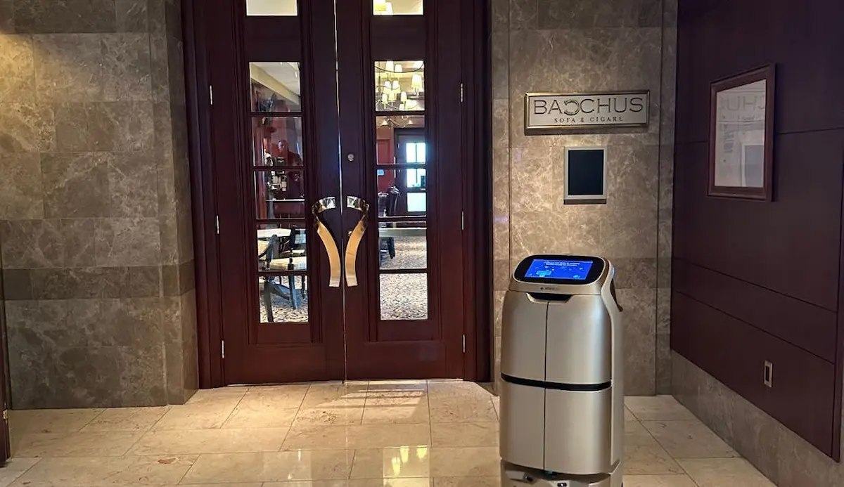 Thuật toán SLAM cảm biến Keenon W3 giúp điều hướng và định vị ổn định trong không gian hành lang kín.