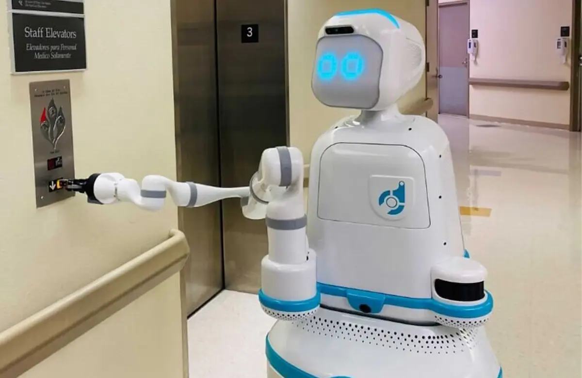 Tích hợp robot Moxi thông qua thao tác cánh tay cơ khí bấm thang máy vật lý, bóc trần rủi ro rào cản API bệnh viện và điểm mù mạng nội bộ.