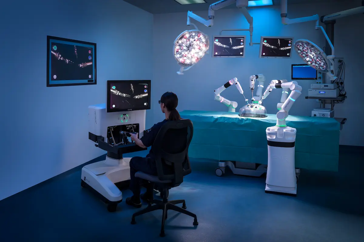 Trạm điều khiển robot Versius vận hành trong phòng mổ hiện hữu giúp cắt giảm chi phí OPEX và cải tạo hạ tầng.