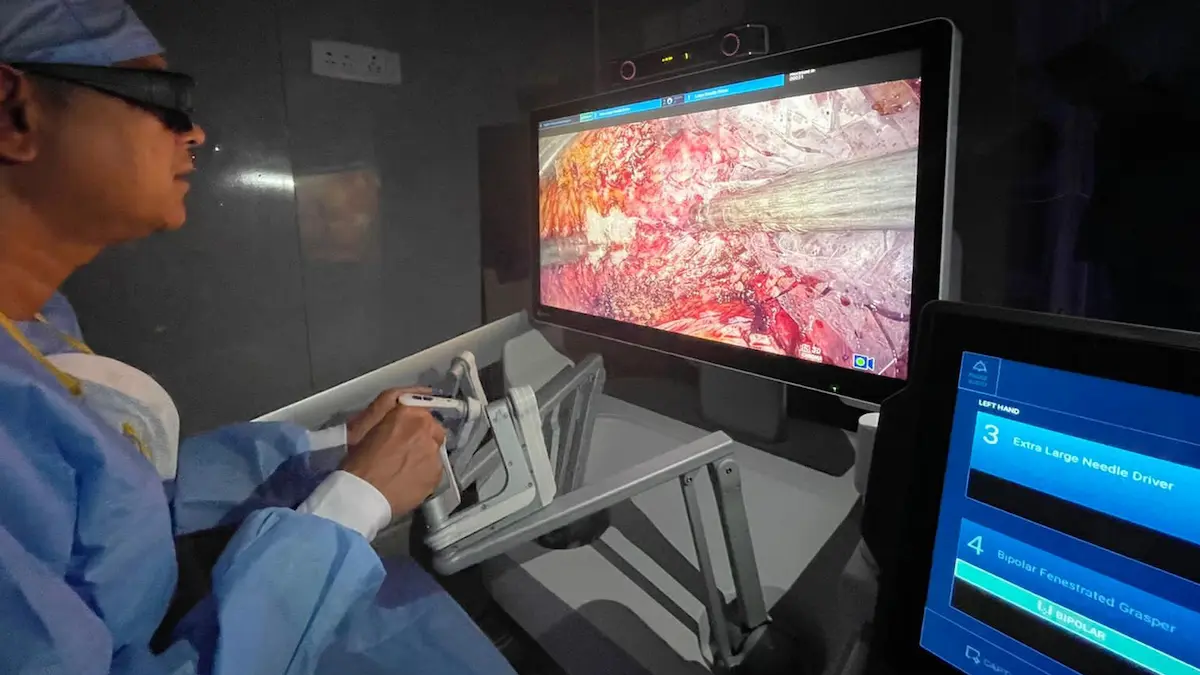 Trạm điều khiển mở Open Console của robot Hugo RAS tích hợp màn hình 3D phân cực và cảm biến an toàn.