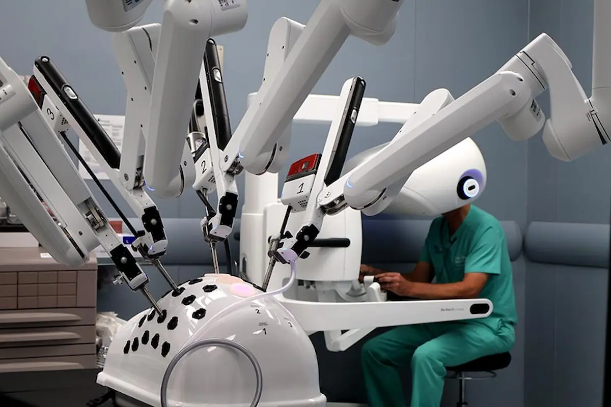 Xe đẩy bệnh nhân robot da vinci 5 nặng hơn 861kg gây rào cản về tải trọng sàn và thang máy bệnh viện, chi phí robot da Vinci 5.